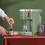 康佳(KONKA)KCF-CS3意式咖啡机家用半自动蒸汽打奶全息数码显示智能操控胶囊咖啡通用办公室企业采购